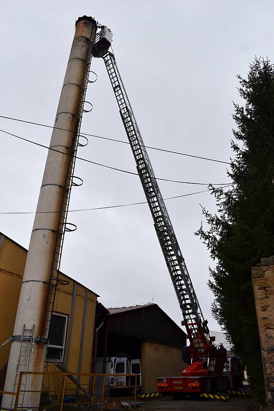 O umístění hnízdní podložky na komín v areálu ISŠ Jesenice pro čápa bílého se postarali hasiči ve spolupráci s hromosvodáři.