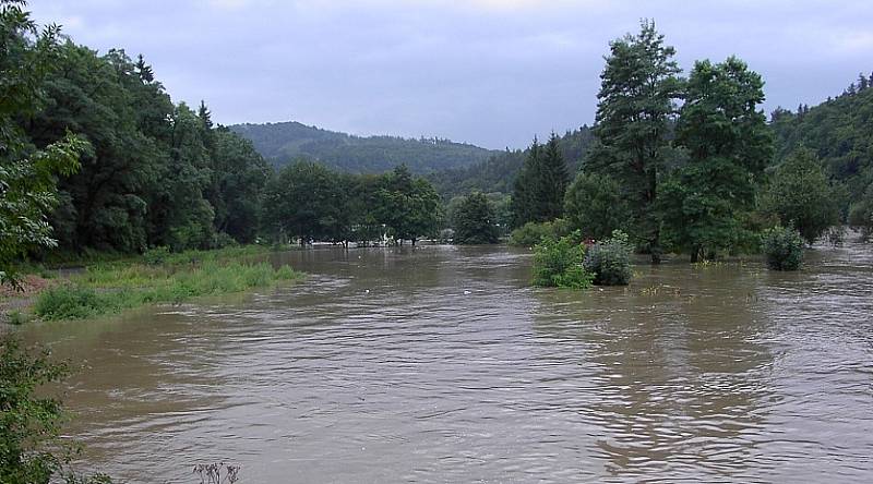 Povodně 2002 v obci Roztoky na Křivoklátsku a v její těsné blízkosti.