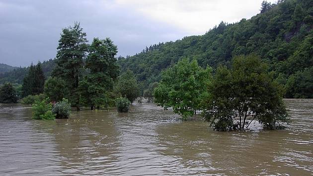 Povodně 2002 v obci Roztoky na Křivoklátsku a její těsné blízkosti.