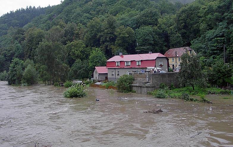 Povodně 2002 v obci Roztoky na Křivoklátsku a v její těsné blízkosti.