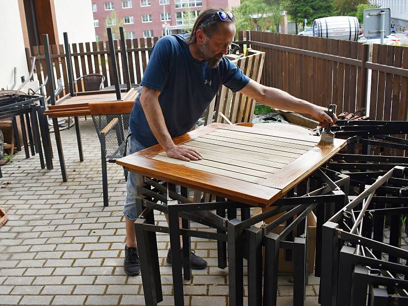 Provozní restaurace Na Střelnici Petr Mendík v plné přípravě na znovuotevření zahrádky.