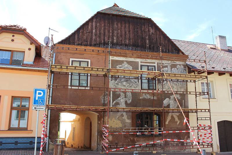 Restaurátor Jan Turský začne s opravou sgrafit co nejdříve. Lešení už stojí.