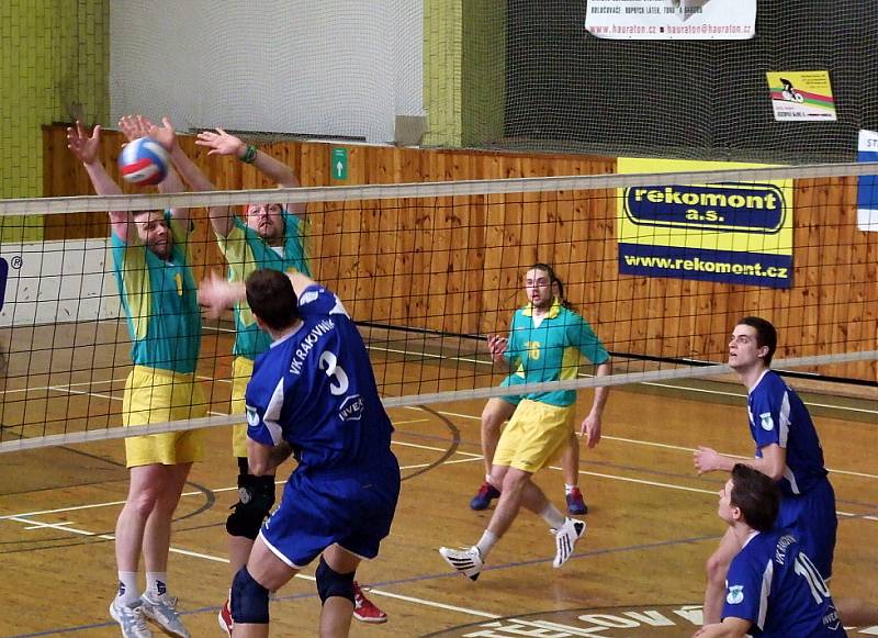 Rakovničtí dokázali v odpoledním zápase otočit nepříznivý stav, když prohrávali už 0:2. Nakonec ale zvítězili 3:2.