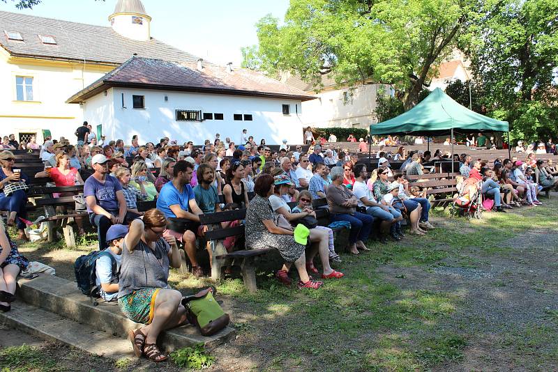 Žáci i učitelé z novostrašecké a rakovnické ZUŠ se připojili k celostátní akci a vystoupili pod širým nebem.