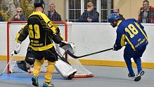 Hokejbalistům Nového Strašecí (v modro-žlutém) se daří, po obratu v Boleslavi slavili už třetí výhru v řadě.