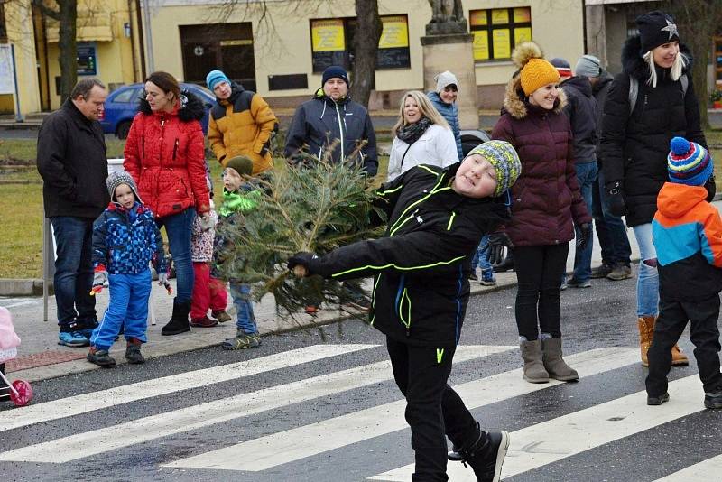 Soutěž v hodu vánočním stromkem v Novém Strašecí.