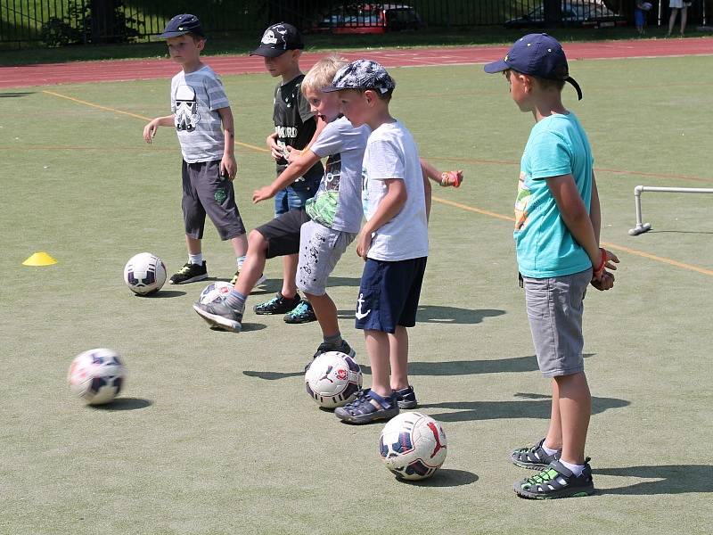 Dětský sportovní den na hřišti rakovnické sokolovny si děti náramně užily.