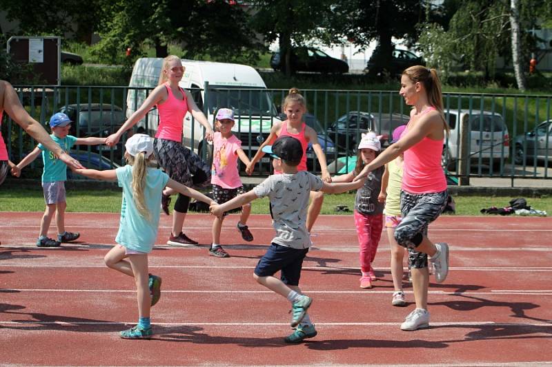 Dětský sportovní den na hřišti rakovnické sokolovny si děti náramně užily.