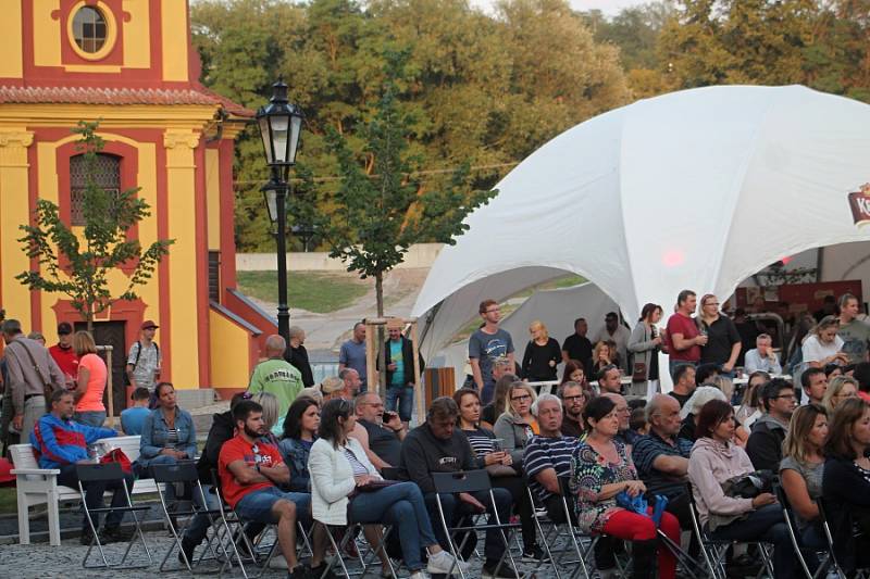 Na nádvoří krušovického pivovaru zahrála kapela Pilsen Queen tribute band. Poté následovala projekce filmu Bohemian Rhapsody.