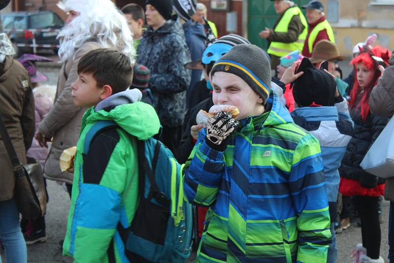 Lužnou prošly nejrůznější masky. Do rytmu jim cestou hrála hudební kapela v podání místních občanů.