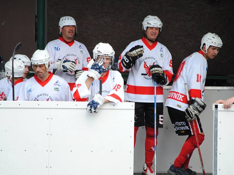 Rakovničtí hokejbalisté v domácí premiéře porazili Ústí nad Labem až po samostatných nájezdech.