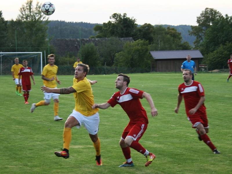 Zavidov (v červeném) sice bojoval a vedl 2:0, ale dál v poháru jdou Tuchlovice, vyhrály 5:2. 