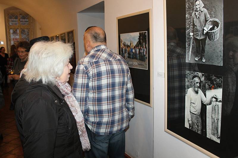 Slavnostní vernisáž 53. členské výstavy fotoklubu Amfora Rakovník.