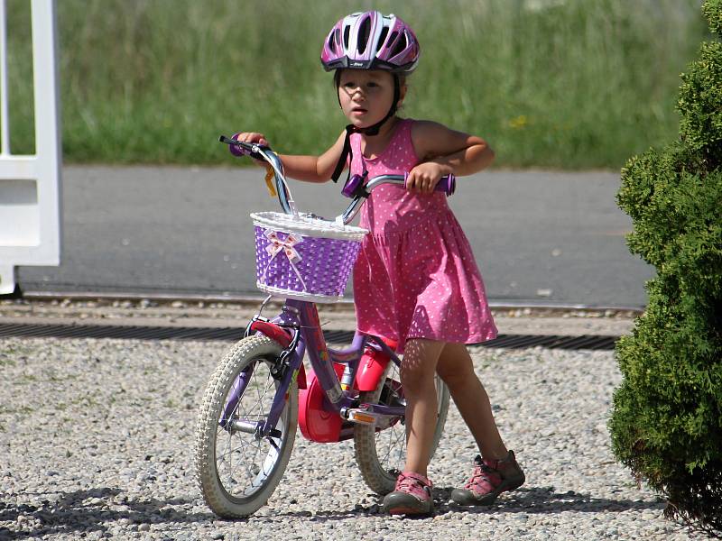 Děti v Olešné podnikly se svými rodiči cyklovýlet, poté předvedly tanečně hudební vystoupení.