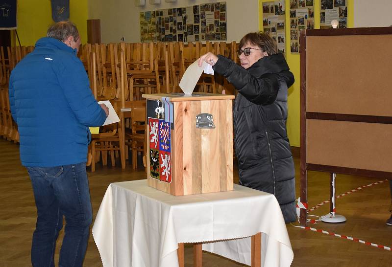 Páteční den 2. kola prezidentských voleb v Senomatech.