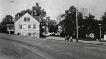Cesta u autobusového nádraží v sedmdesátých letech. Vlevo je Ottova vila.