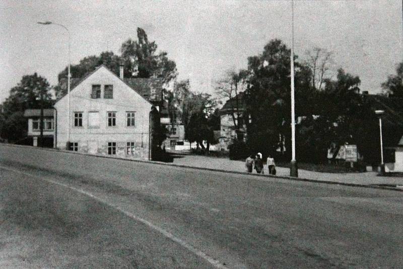 Cesta u autobusového nádraží v sedmdesátých letech. Vlevo je Ottova vila.