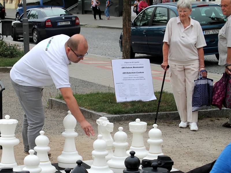 Šachová partie na Husově náměstí v Rakovníku