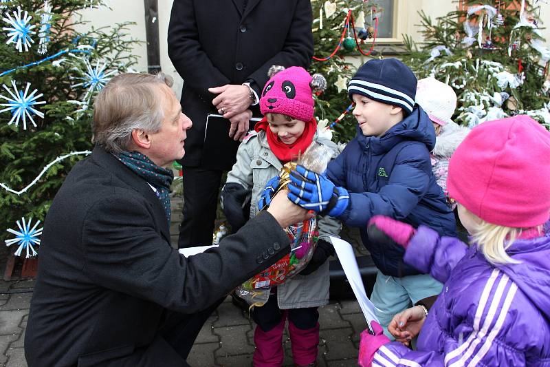 Nejkrásněji nazdobený stromeček letošního roku měla podle hlasování veřejnosti SŠ, MŠ a ZŠ Rakovník. Gratulujeme!