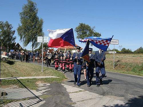 Průvod při oslavách 110 let SDH Krakov a 650 let obce Krakov