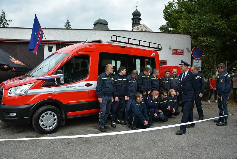Sbor dobrovolných hasičů Zbečno má nový dopravní automobil.