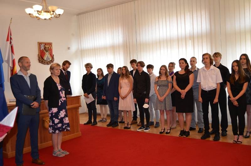 Slavnostní předání vysvědčení žákům devátých tříd novostrašecké základní školy na Městském úřadě Nové Strašecí.