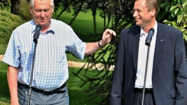 Prezident Miloš Zeman spolu s ministrem životního prostředí Tomášem Janem Podivínským zasadili v lánském parku strom