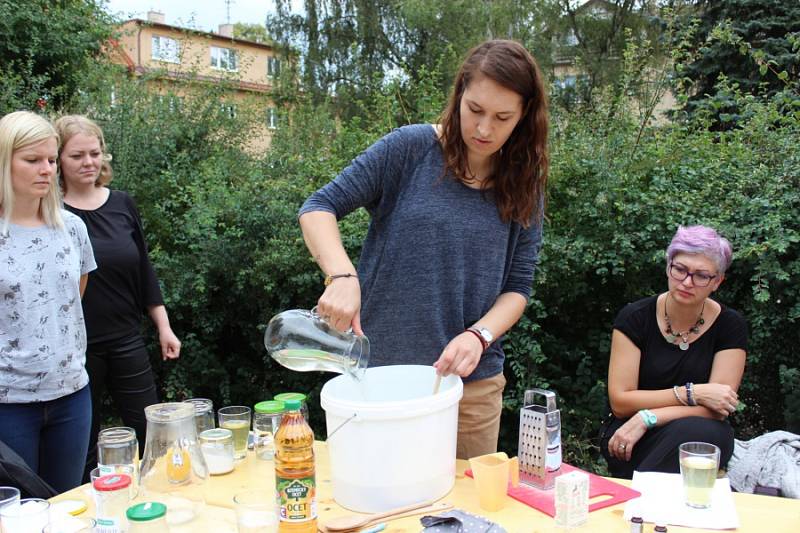 Levné a snadno dostupné ingredience, jednoduchý postup a radost z vlastní tvorby. To všechno navíc s ohledem na přírodu. Právě takový byl sobotní workshop o ekologických prostředních do domácnosti.