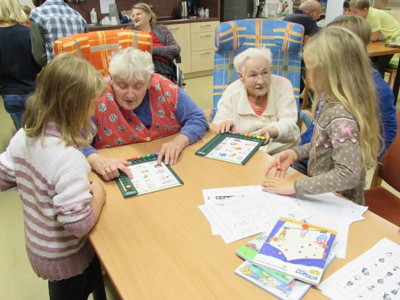 Děti z olešenské základní školy navštívili v rámci projektu 72 hodin seniory v domově Kolešovice