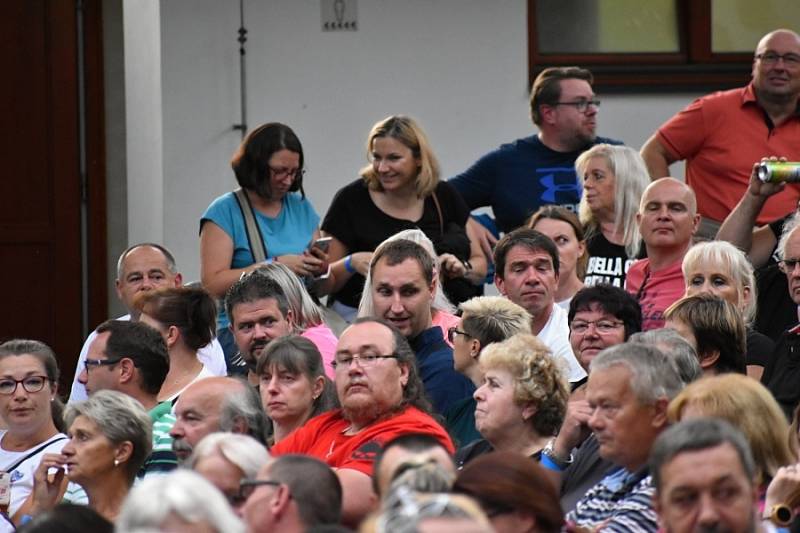 Koncert legendární rockové skupiny Olympic si přišlo do Letního kina v Rakovníku poslechnout šest set Rakovničanů.