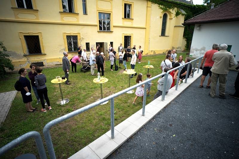 Slavnostní zahájení výstavy Keramika autora Miroslava Olivy ve výstavních síních Rabasovy galerie.