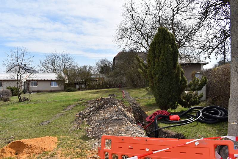 Prostranství před novostrašeckou poliklinikou bude upraveno. Vznikne zde parkoviště, park bude revitalizován.