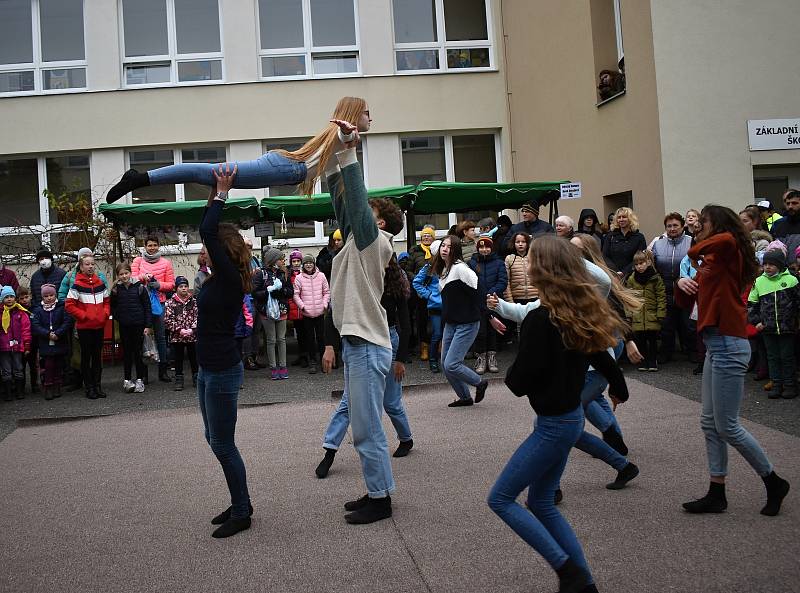 Ze 12. Vánočního jarmarku Základní umělecké školy v Rakovníku.