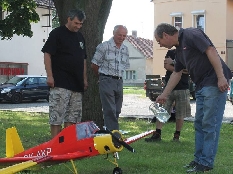 Kolešovičtí Chmeláci - křest čmeláků u kolešovické tyčovky