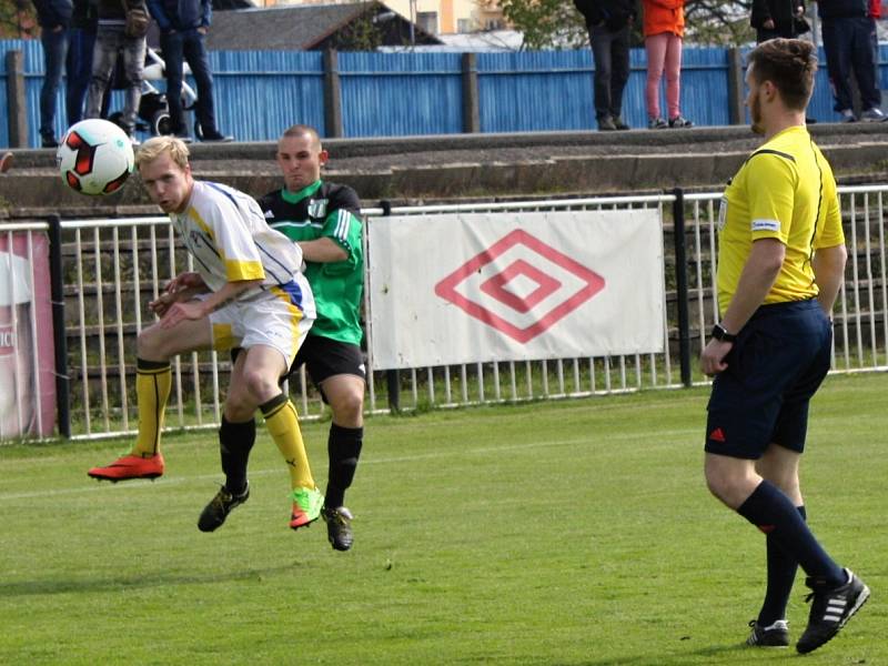 SK Rakovník B  v okresním derby v nejnižší krajské soutěži přejel Hředle 5:0.