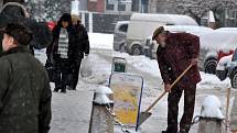 Pondělí 11. ledna - stále sněží. Podle meteorologů by však mělo srážek ubývat