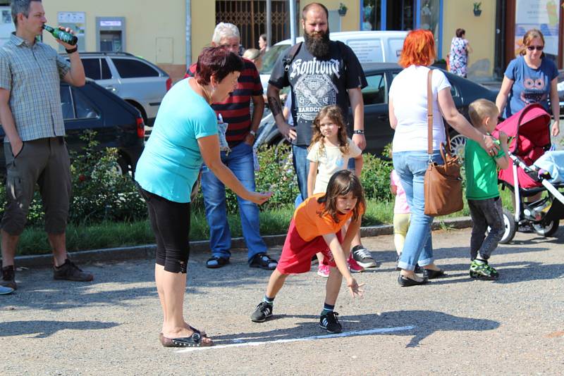 Cvrnkání kuliček ještě zpříjemnilo soutěžící slunné počasí.