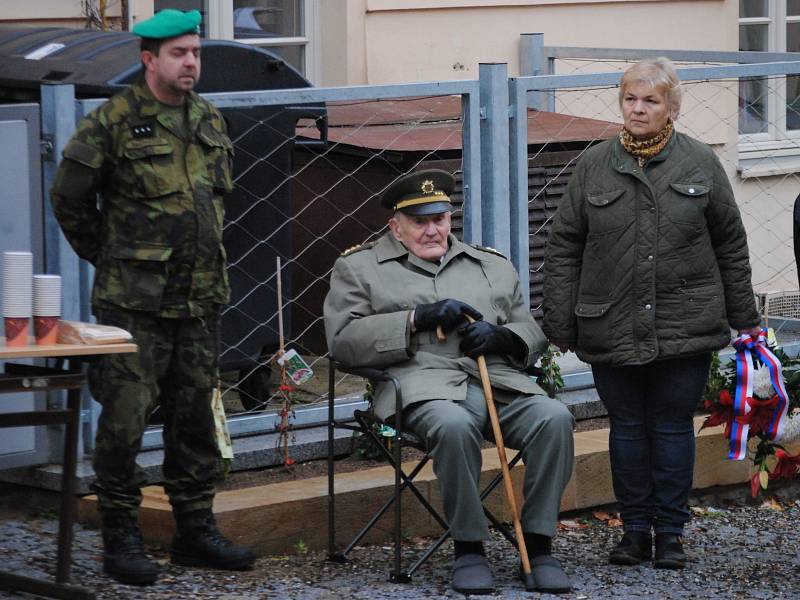 U budovy rakovnického gymnázia se uskutečnila připomínková akce k 30. výročí začátku sametové revoluce.