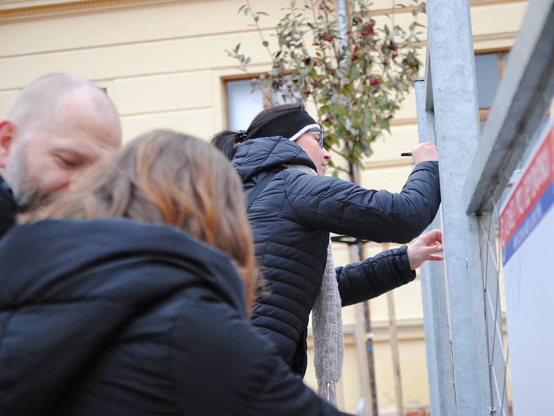 U budovy rakovnického gymnázia se uskutečnila připomínková akce k 30. výročí začátku sametové revoluce.