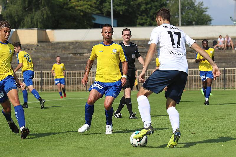 SK Rakovník (ve žlutém) - Jiskra Domažlice 0:3. Jiří Novotný je frajer, po padesátce pořád hraje ČFL.