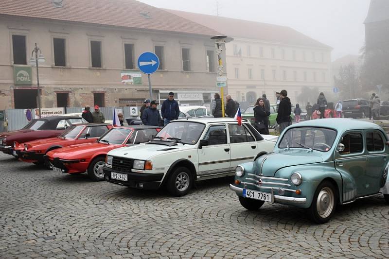 Čtvrteční sraz autoveteránů na Husově náměstí v Rakovníku.