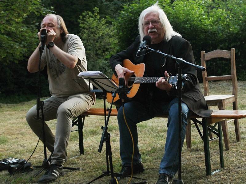 Husovy slavnosti na Krakovci zahájil hudební a básnický recitál Josefa Fouska.