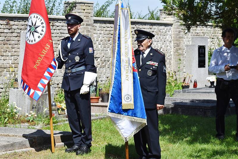 Znovuuložení ostatků strážmistra četnictva Františka Ometáka na mutějovickém hřbitově.