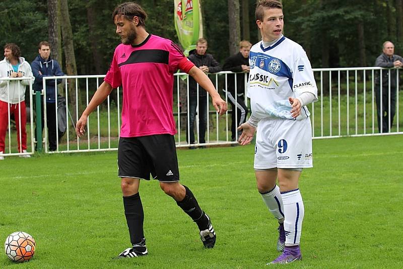 Tatran Rakovník (v růžovém) - SK Kladno 0:1