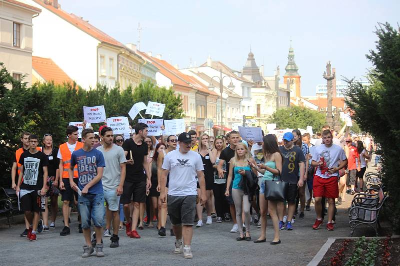 Studenti v Rakovníku protestují proti propouštění učitelů.