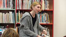 Příběh Listování z otevřené pěsti - Právě takový nabídl první únorový podvečer v rakovnické městské knihovně v rámci dalšího pokračování literárního Listování, který napsala francouzská spisovatelka Anna Gavalda.