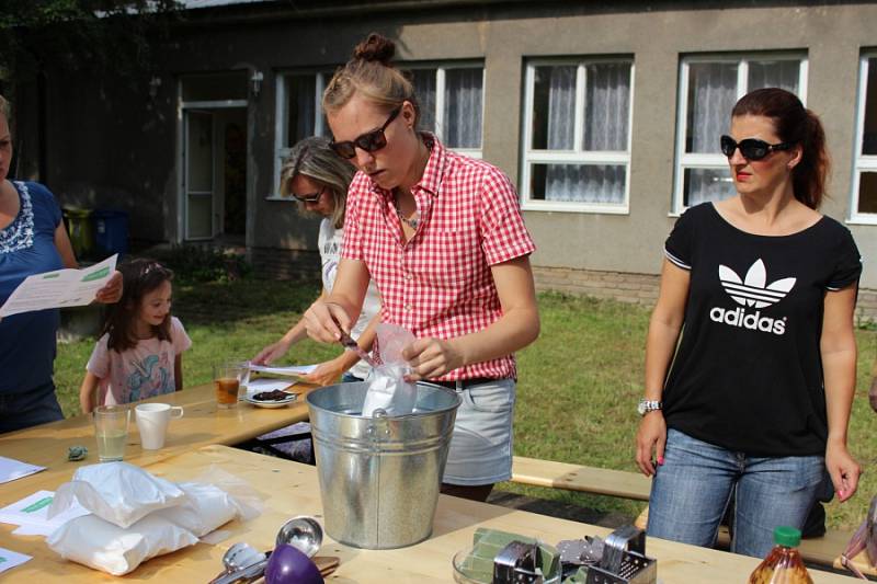 Levné a snadno dostupné ingredience, jednoduchý postup a radost z vlastní tvorby. To všechno navíc s ohledem na přírodu. Právě takový byl sobotní workshop o ekologických prostředních do domácnosti.