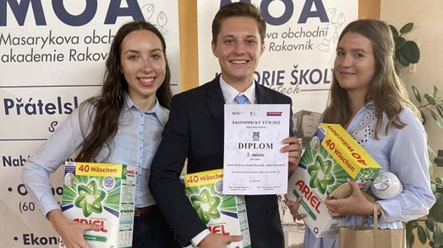 Rakovničtí soutěžící se v nabité krajské konkurenci rozhodně neztratili a v sestavě (zleva) Aneta Plačková, Daniel Hlaváček a Adéla Pekárnová získali druhé místo.