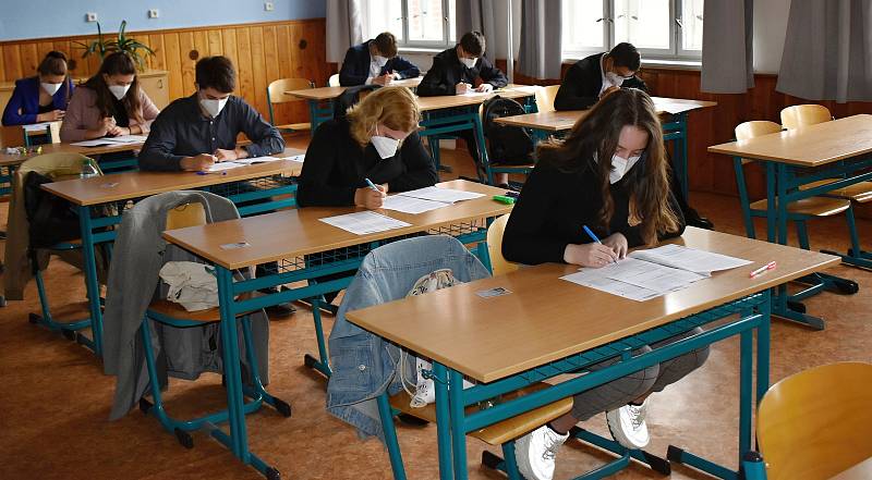 Studenti Masarykovy obchodní akademie v Rakovníku mají za sebou didaktické testy, které jsou součástí maturitní zkoušky.