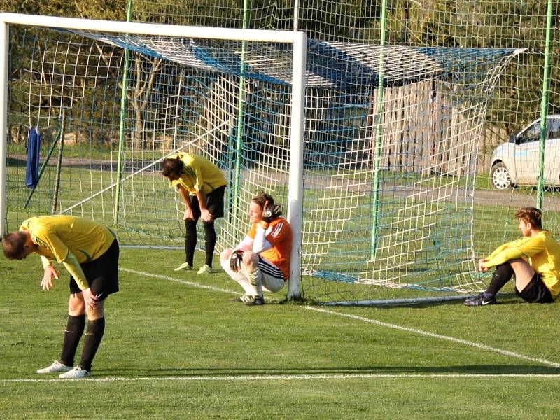 Fotbalisté Zavidova drží domácí vítěznou sérii, když tentokrát přehráli Cerhovice 5:1.